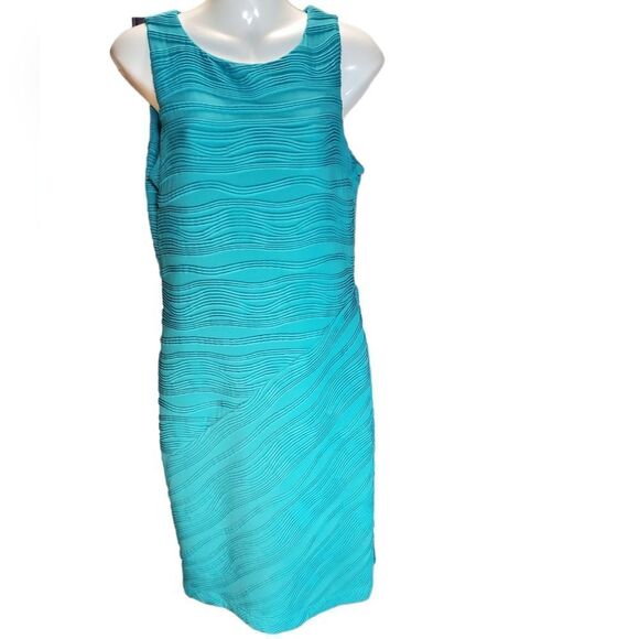 Ronni Nicole Dresses & Skirts - RONNI NICOLE shift textured stripe 10